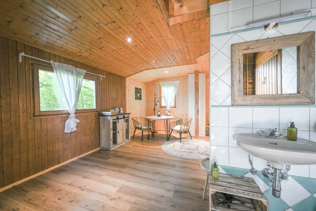 Helles, gemütliches Holzinterieur mit Tisch.