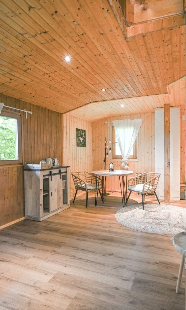 Helles, gemütliches Holzinterieur mit Tisch.
