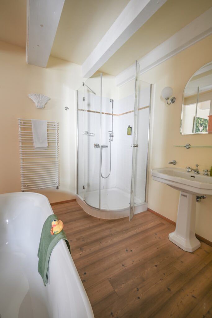 Helles Badezimmer mit Dusche und Badewanne