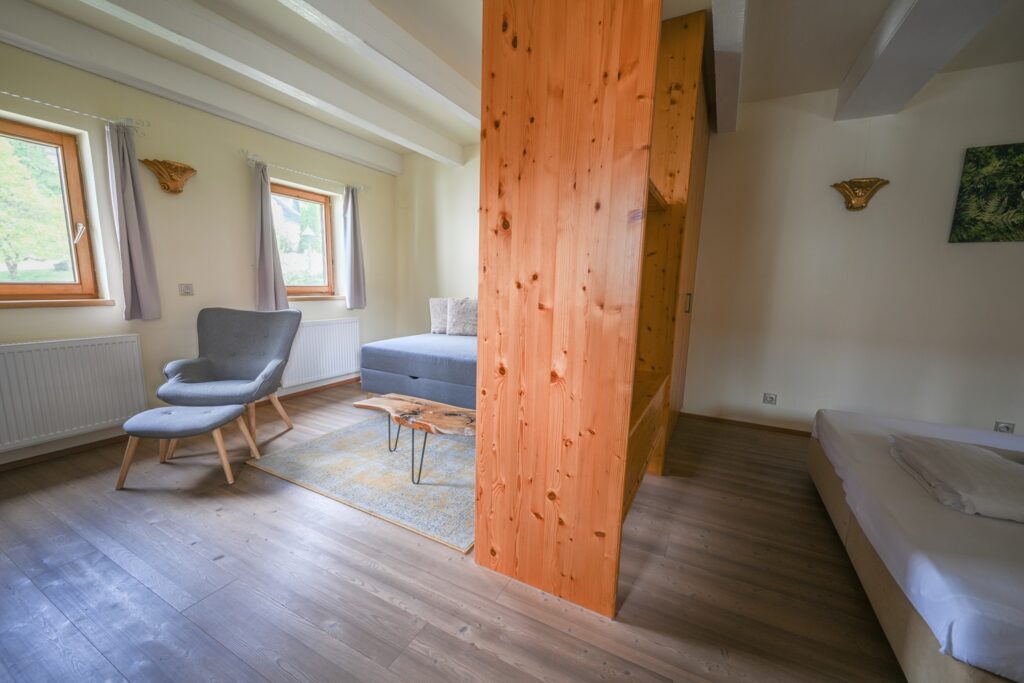Helles Zimmer mit Holzdetails und Möbeln