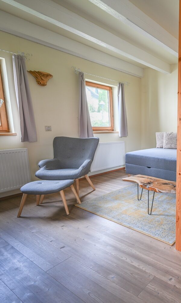 Helles Zimmer mit Holzdetails und Möbeln