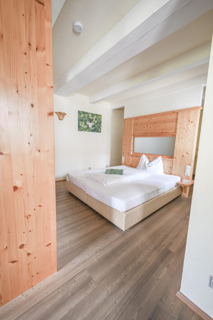 Helles, modernes Schlafzimmer mit Holzdetails.
