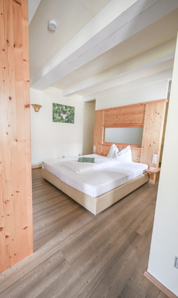 Helles, modernes Schlafzimmer mit Holzdetails.