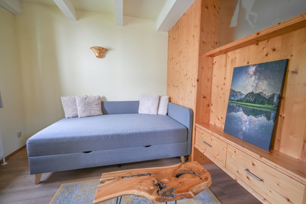 Helles Zimmer mit gemütlichem Sofa