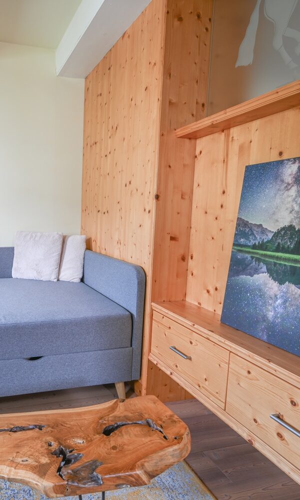 Helles Zimmer mit gemütlichem Sofa