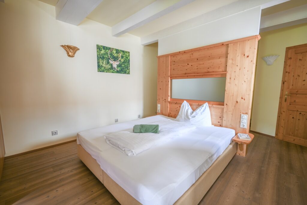 Helles, modernes Schlafzimmer mit Holzdetails.