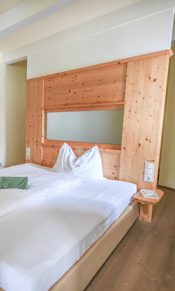 Helles, modernes Schlafzimmer mit Holzdetails.