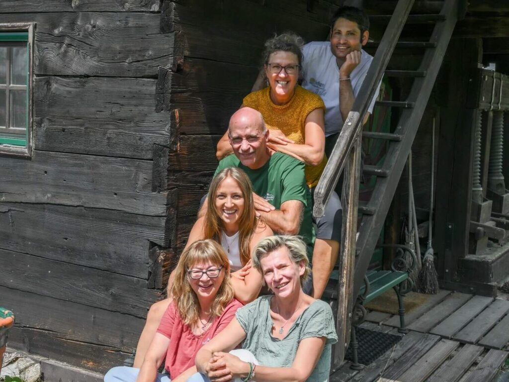 Gruppe von Menschen vor einem Haus