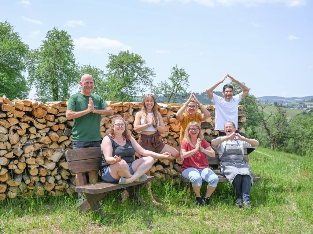 Gruppe von Menschen in der Natur