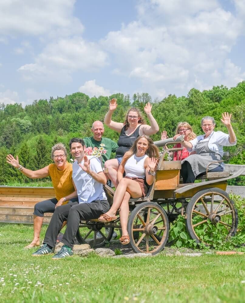 Gruppe von Menschen auf einer Kutsche