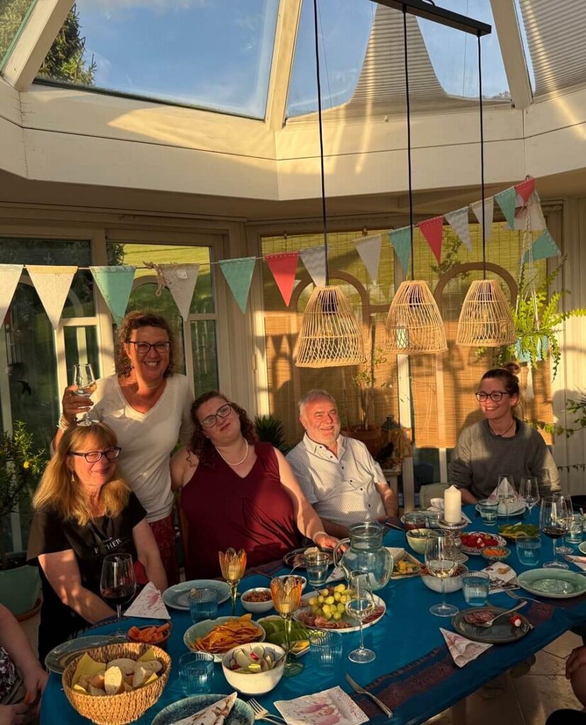Geselliges Essen mit Freunden im Garten