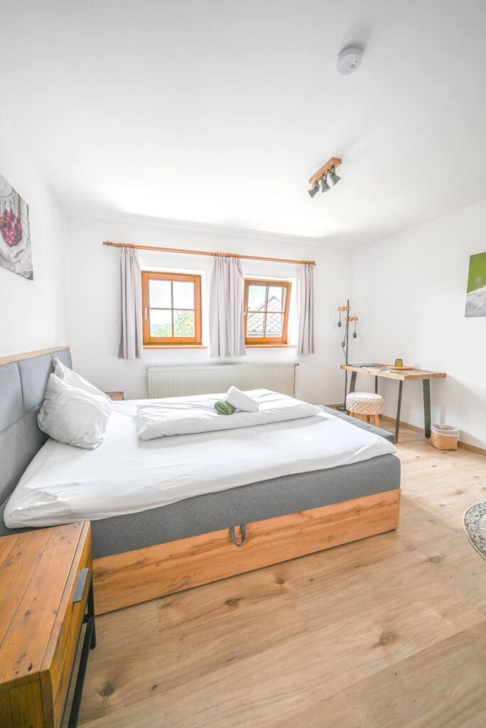Helles, modernes Schlafzimmer mit Holzdetails.