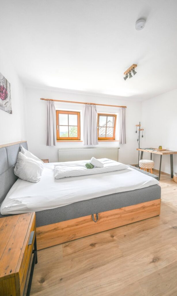 Helles, modernes Schlafzimmer mit Holzdetails.