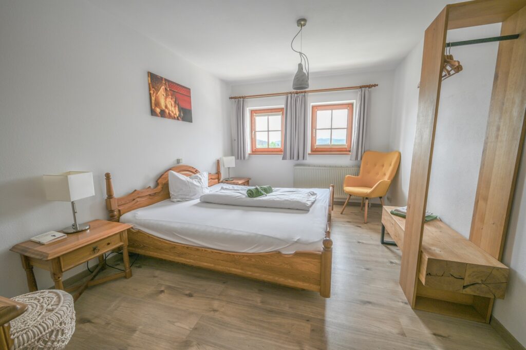 Helles, modernes Schlafzimmer mit Möbeln.