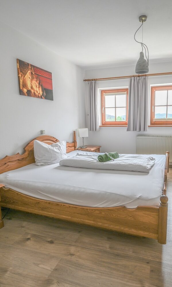 Helles, modernes Schlafzimmer mit Möbeln.