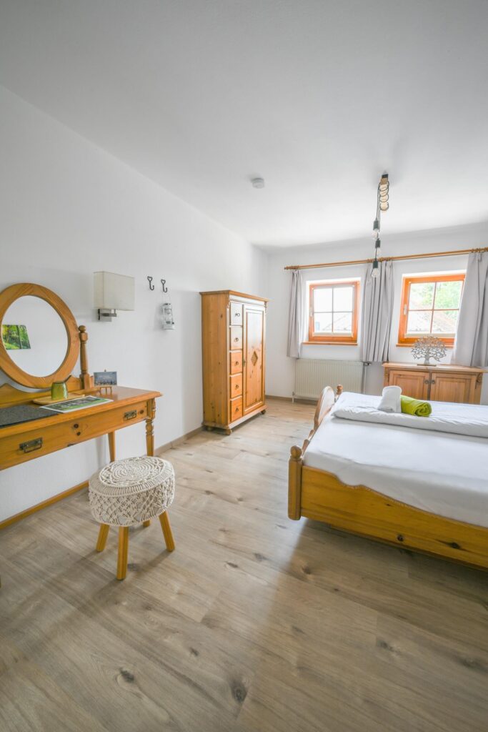 Helles Schlafzimmer mit Holzmöbeln.