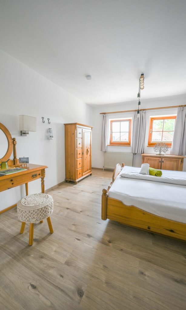 Helles Schlafzimmer mit Holzmöbeln.