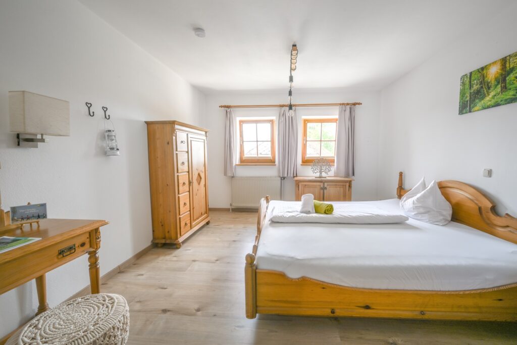 Helles, gemütliches Schlafzimmer mit Holzmöbeln.