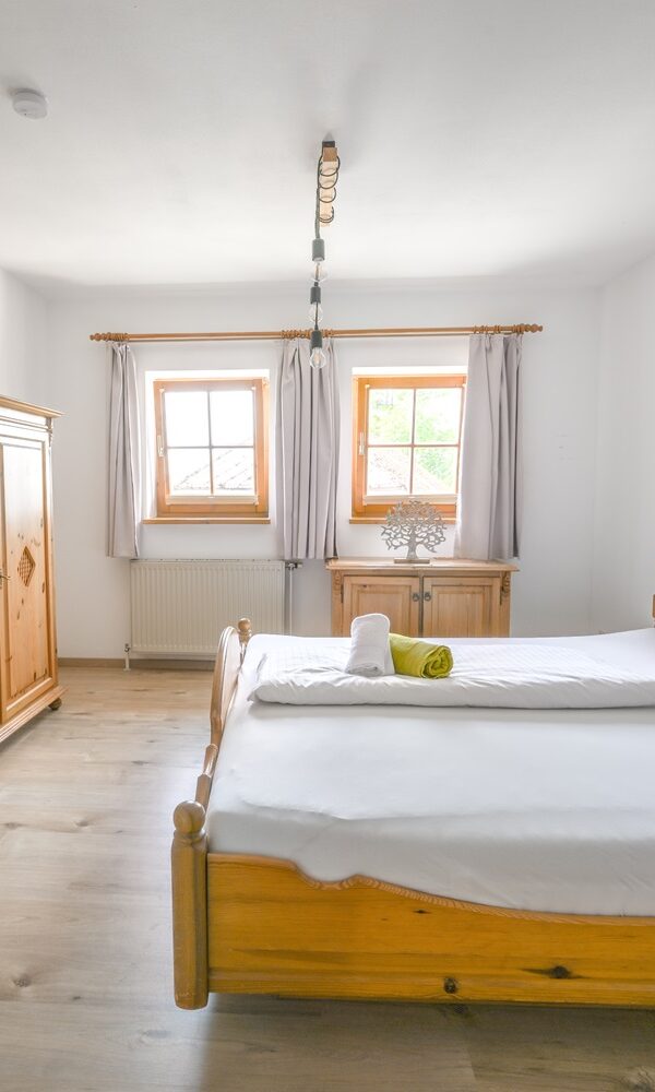 Helles, gemütliches Schlafzimmer mit Holzmöbeln.