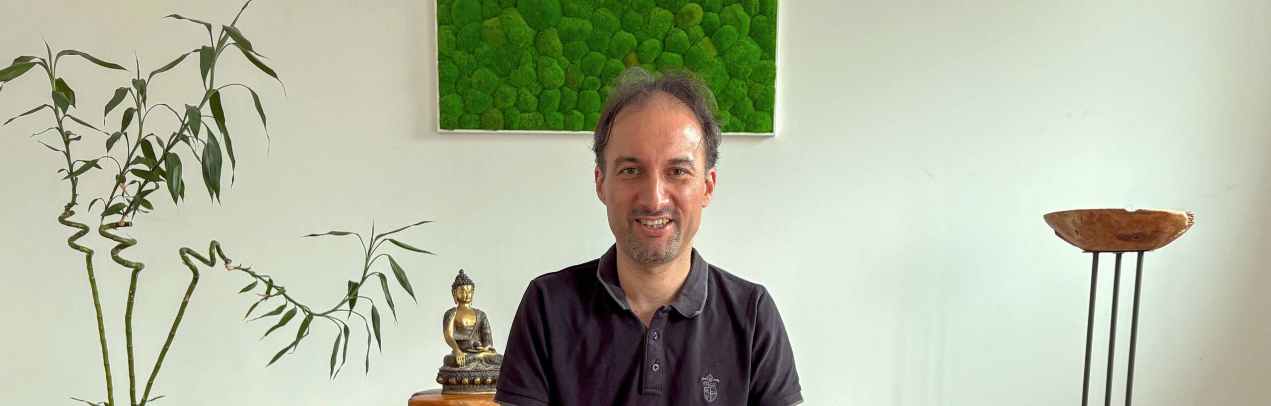 Mann sitzt im Meditationsraum.