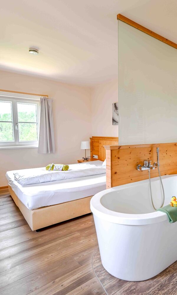 Helles Zimmer mit Badewanne und Fenster