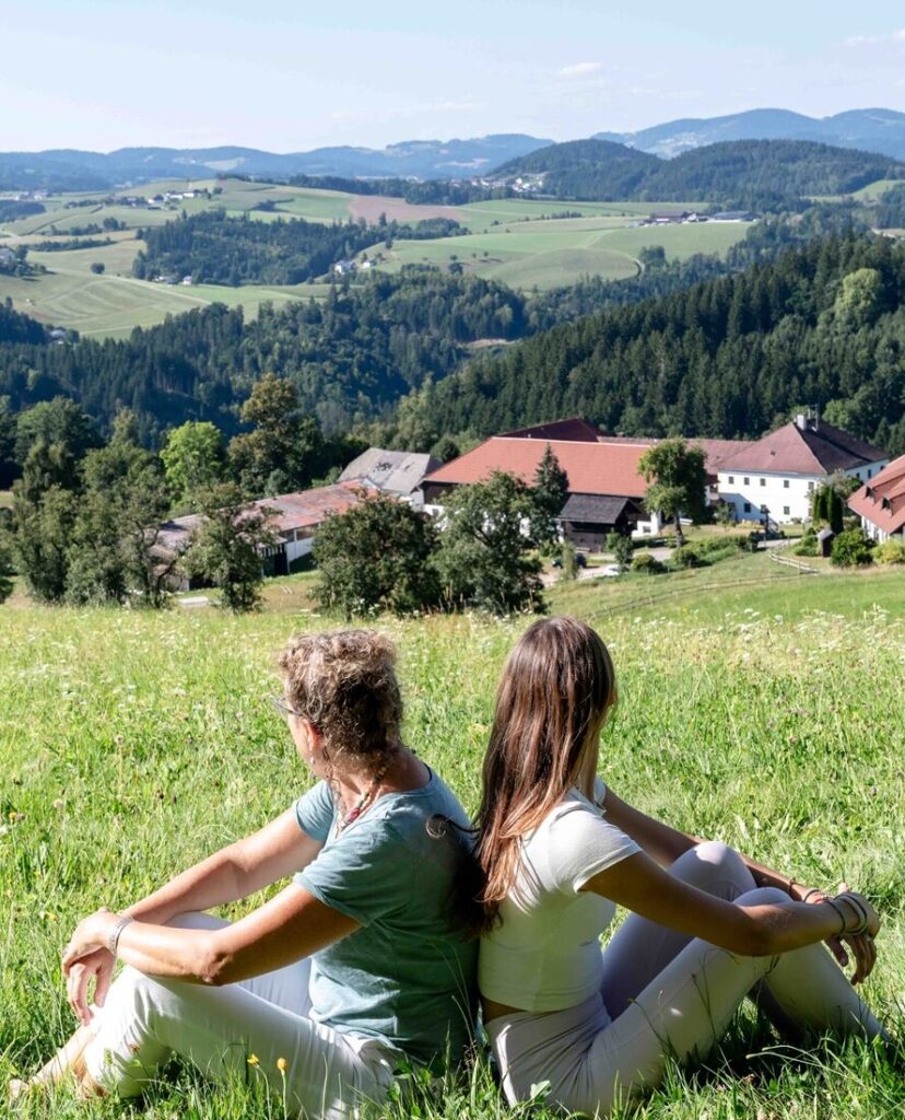 Zwei Personen genießen die Aussicht.
