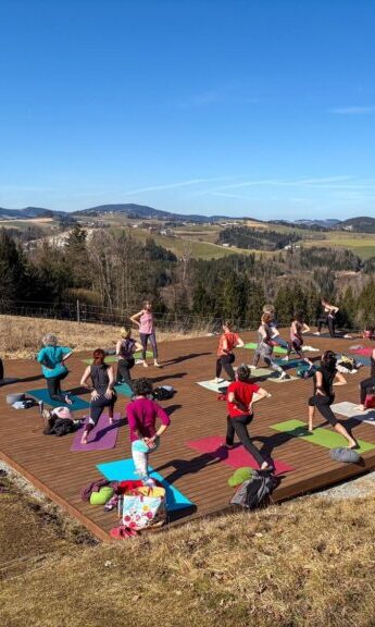 yoga auf eine großen plattform outdoor