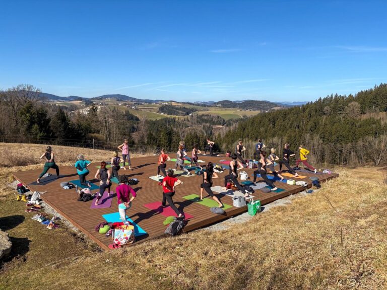 yoga auf eine großen plattform outdoor