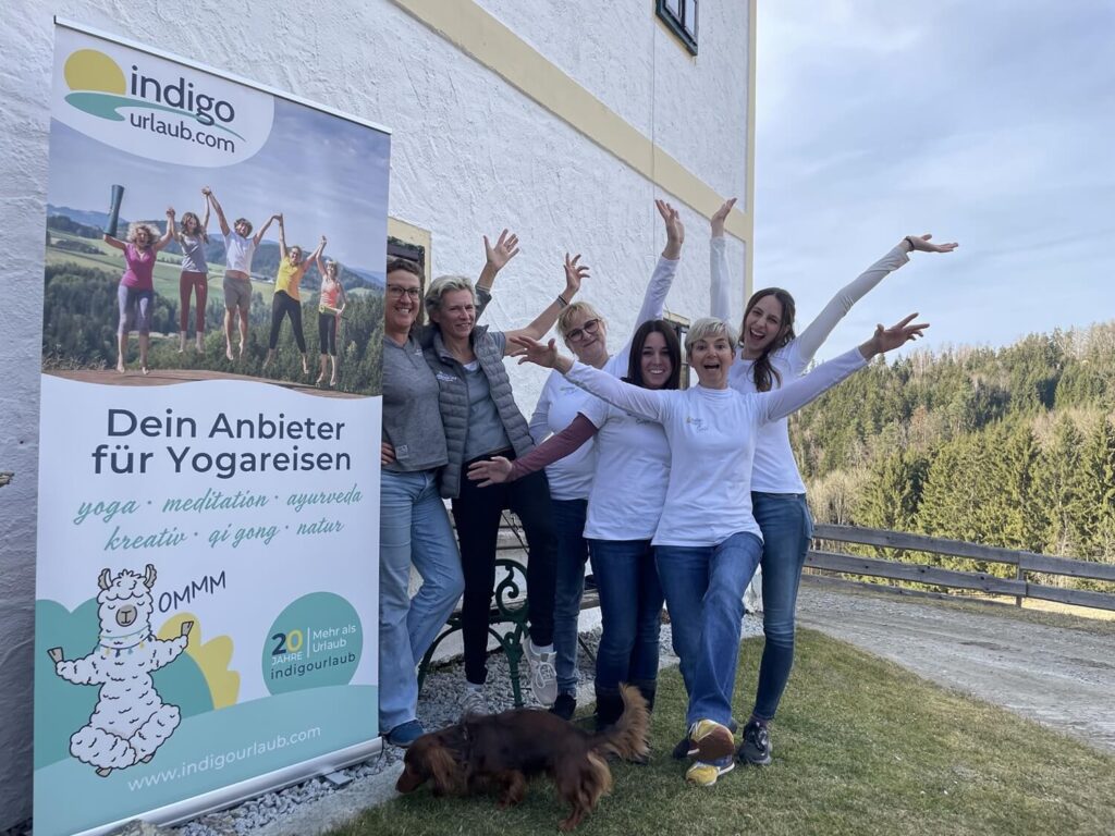 sechs personen vor plakat