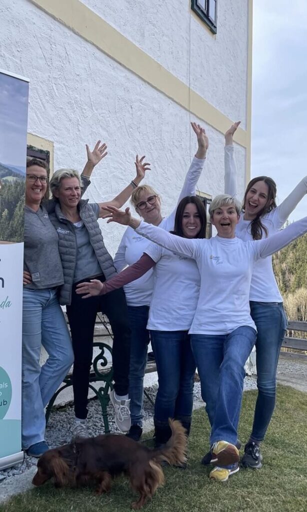 sechs personen vor plakat