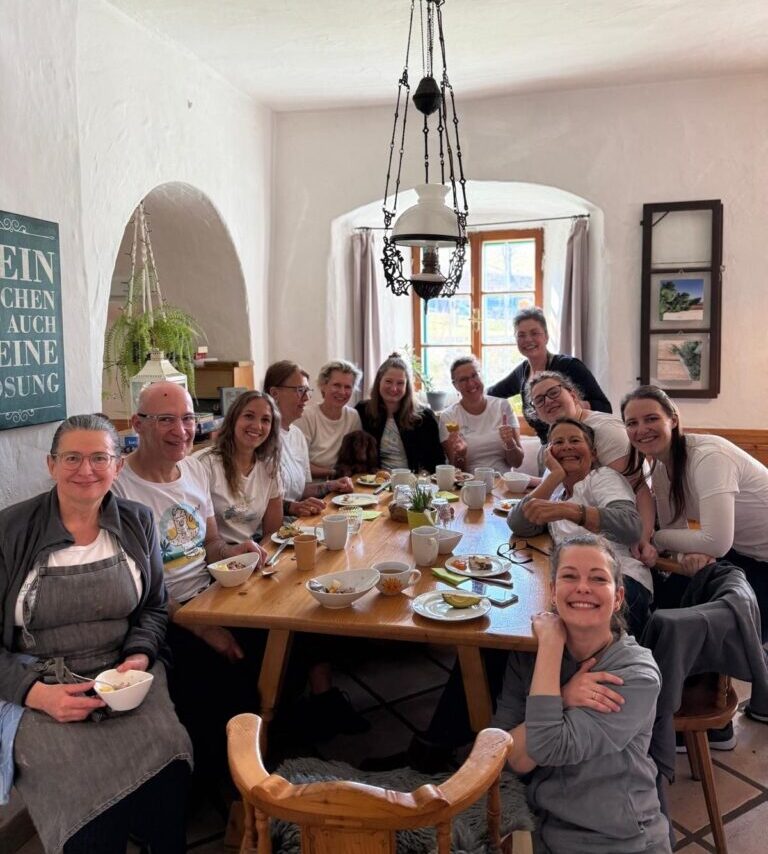 menschen beim essen am tisch