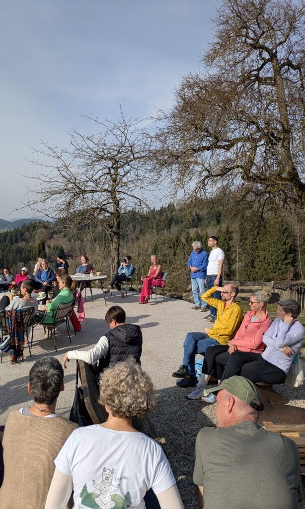 gruppe von menschen sitzt beisammen outdoor