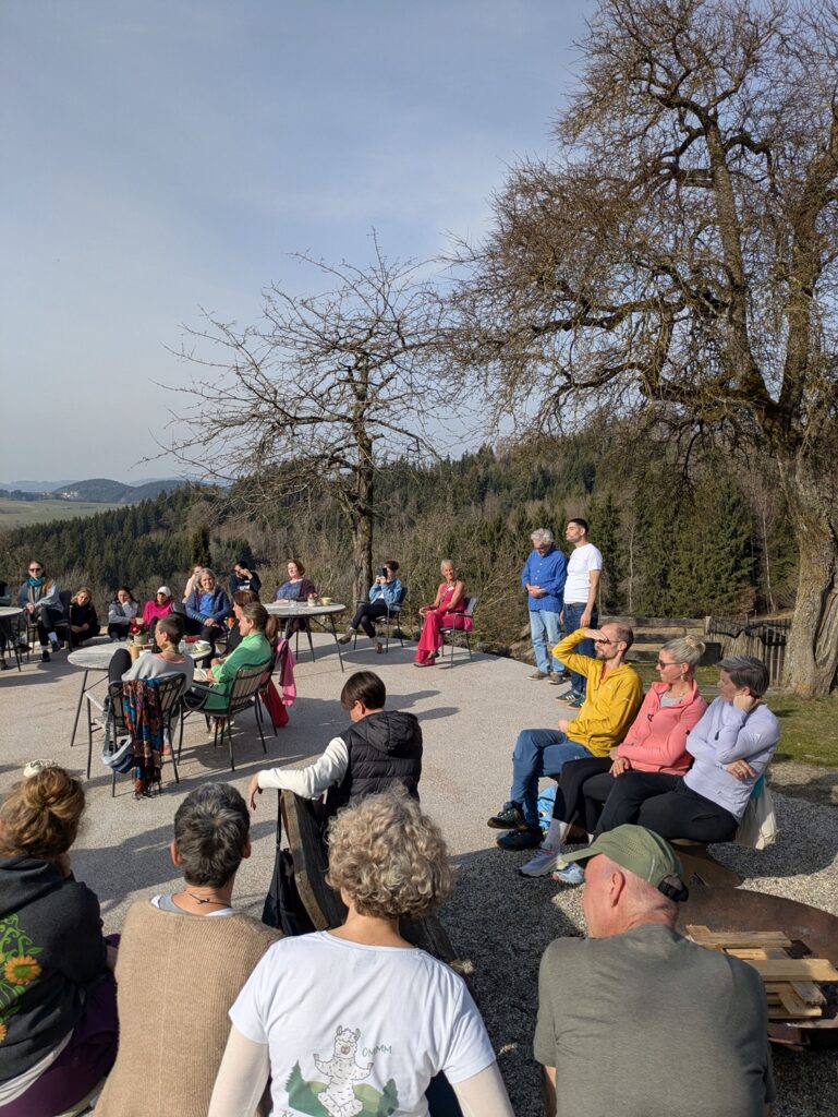 gruppe von menschen sitzt beisammen outdoor