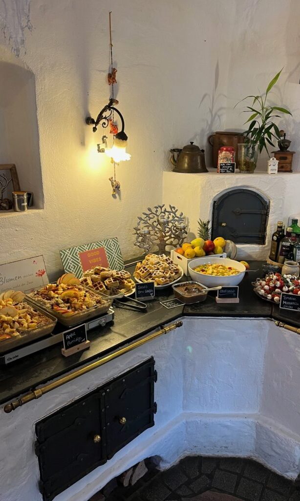 buffet mit verschiedenen speisen