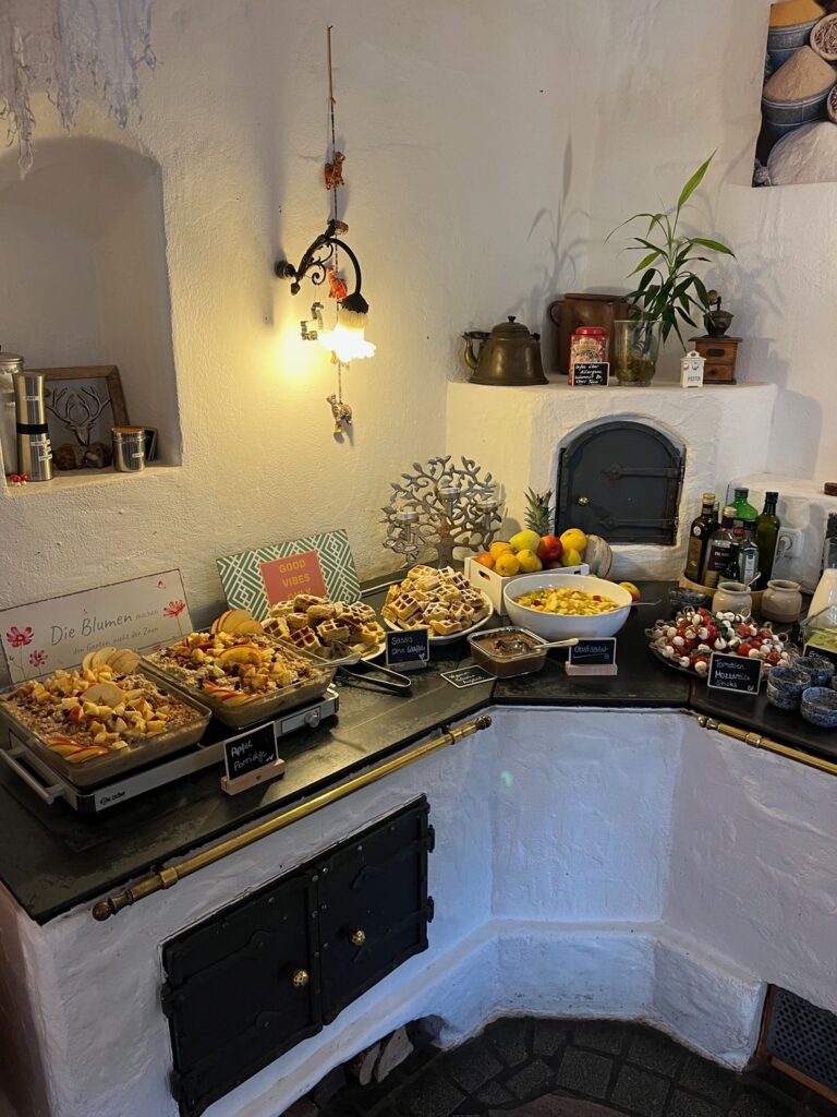 buffet mit verschiedenen speisen