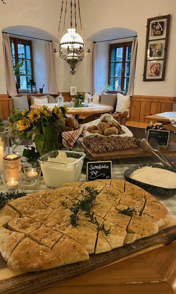 buffet mit verschiedenen speisen