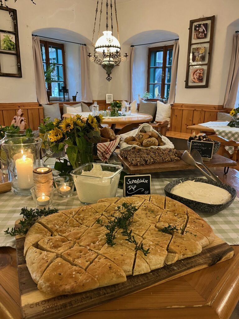 buffet mit verschiedenen speisen