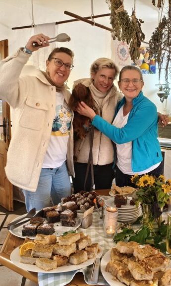 3 frauen und dackel vor buffet