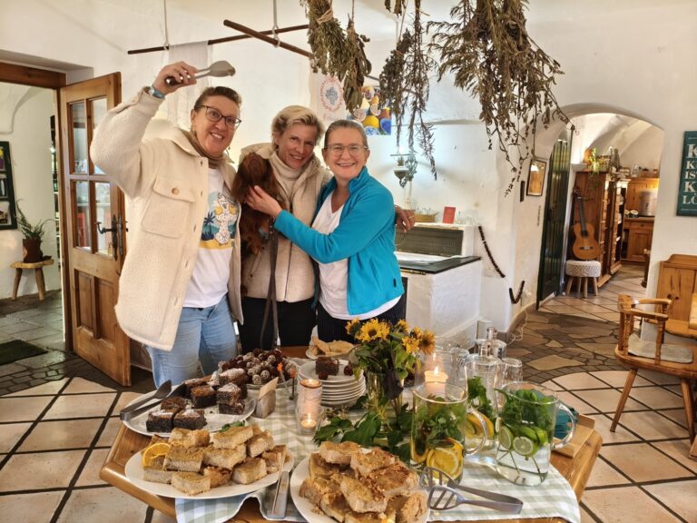 3 frauen und dackel vor buffet