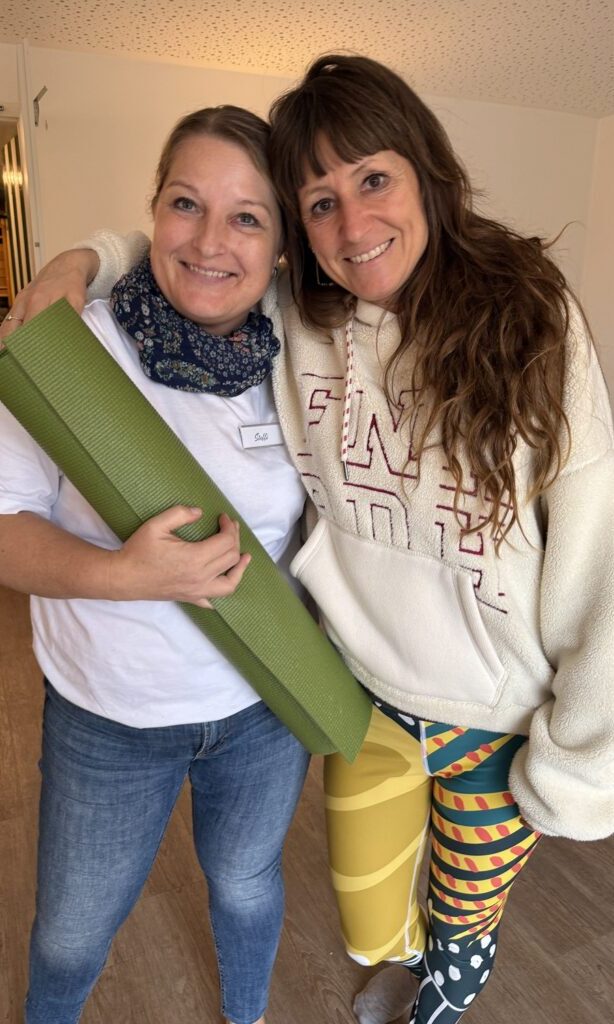 2 frauen mit yogamatte