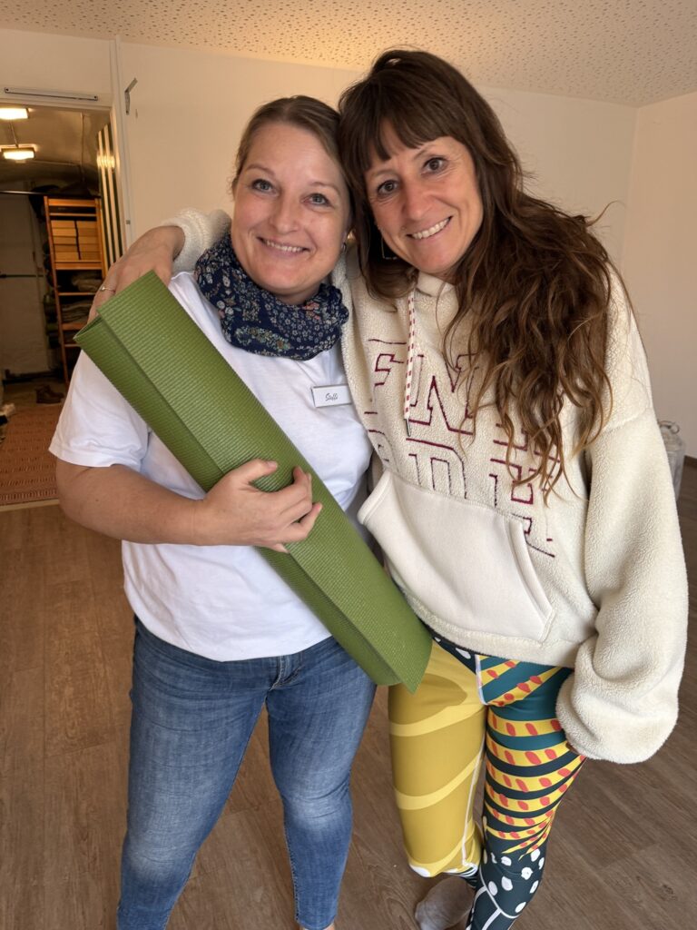 2 frauen mit yogamatte