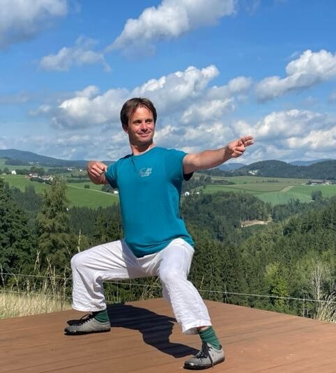Mann praktiziert Qi Gong im Freien