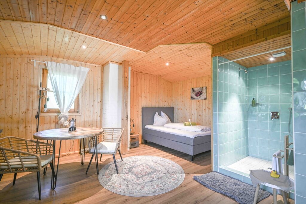 Helles Zimmer mit Badezimmer und Möbeln