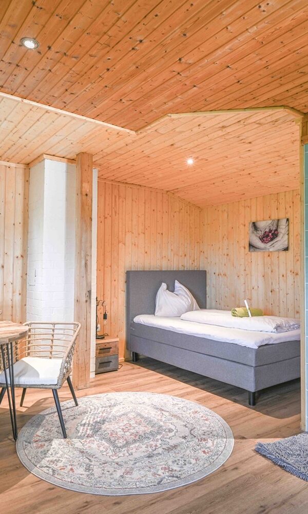 Helles Zimmer mit Badezimmer und Möbeln