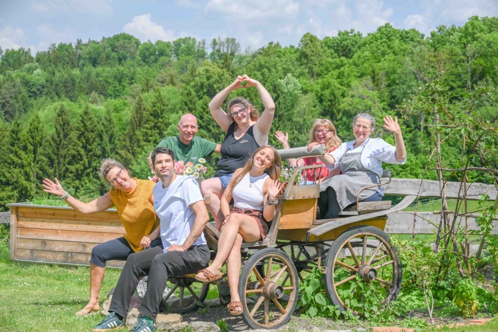Gruppe von Menschen auf einem Wagen