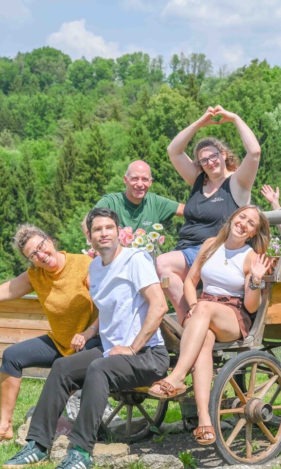 Gruppe von Menschen auf einem Wagen