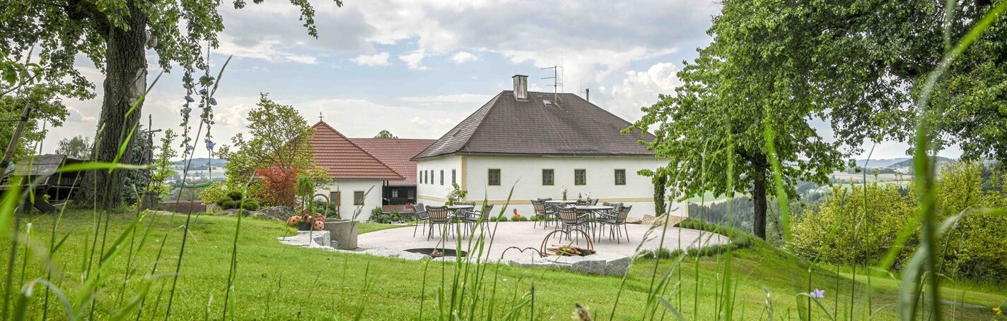 Helles Haus umgeben von Natur