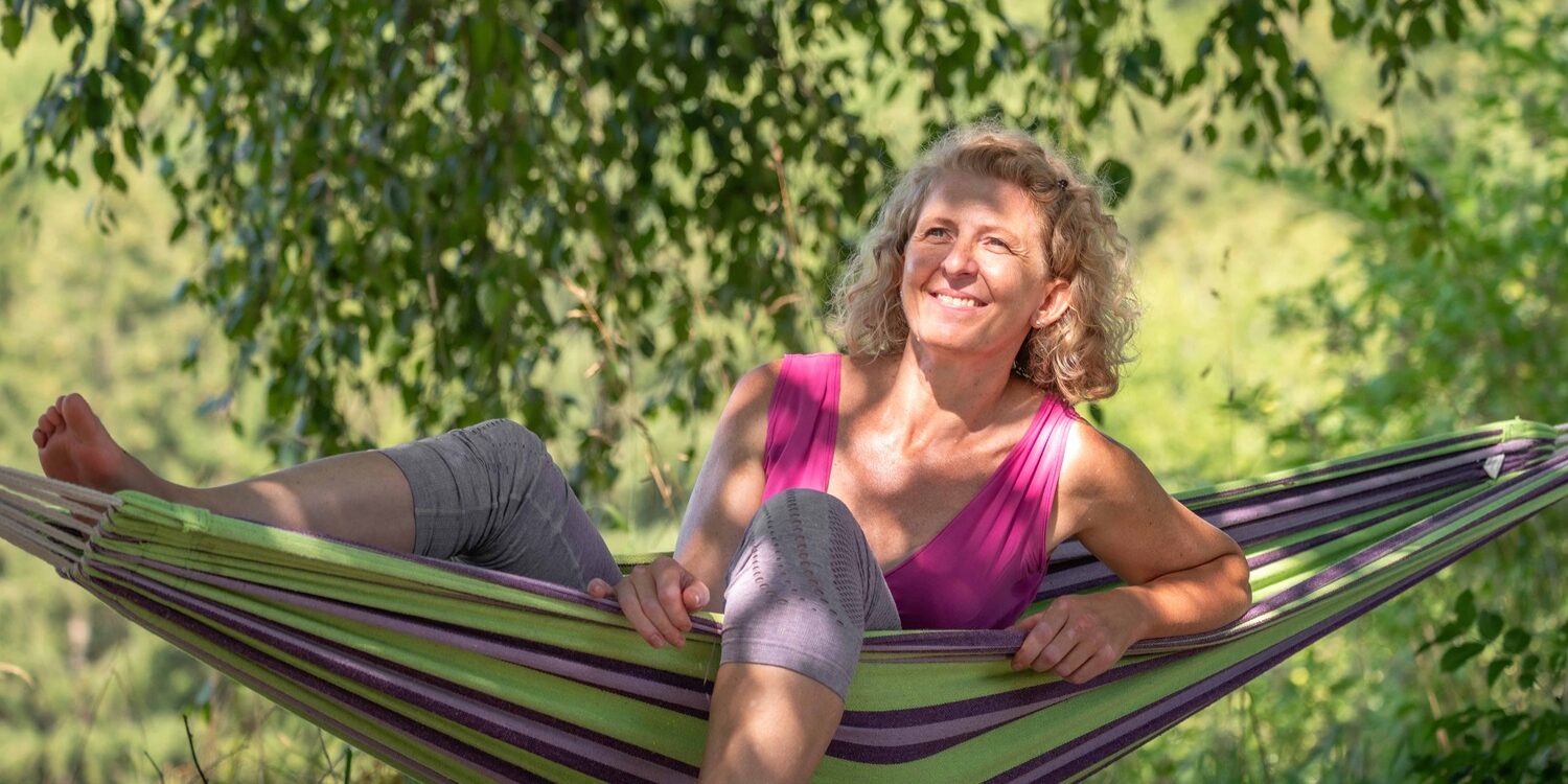 Frau entspannt in einer Hängematte