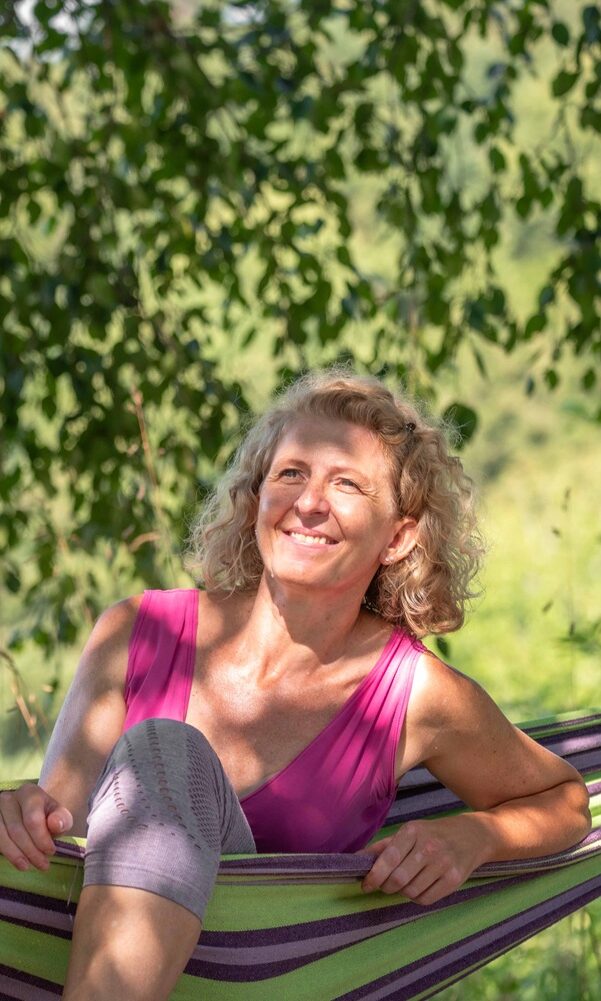 Frau entspannt in einer Hängematte