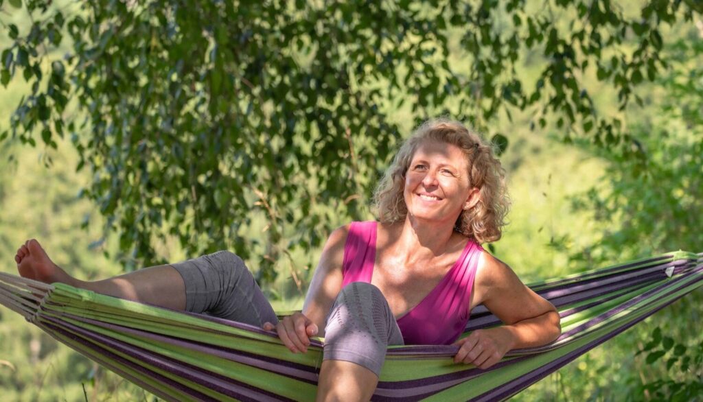 Frau entspannt in einer Hängematte